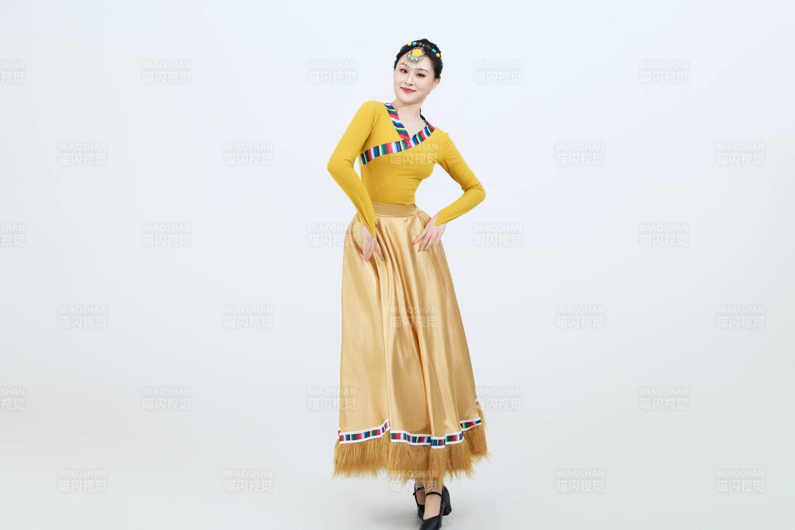 表演中國西藏藏族傳統鍋莊舞的美麗舞者