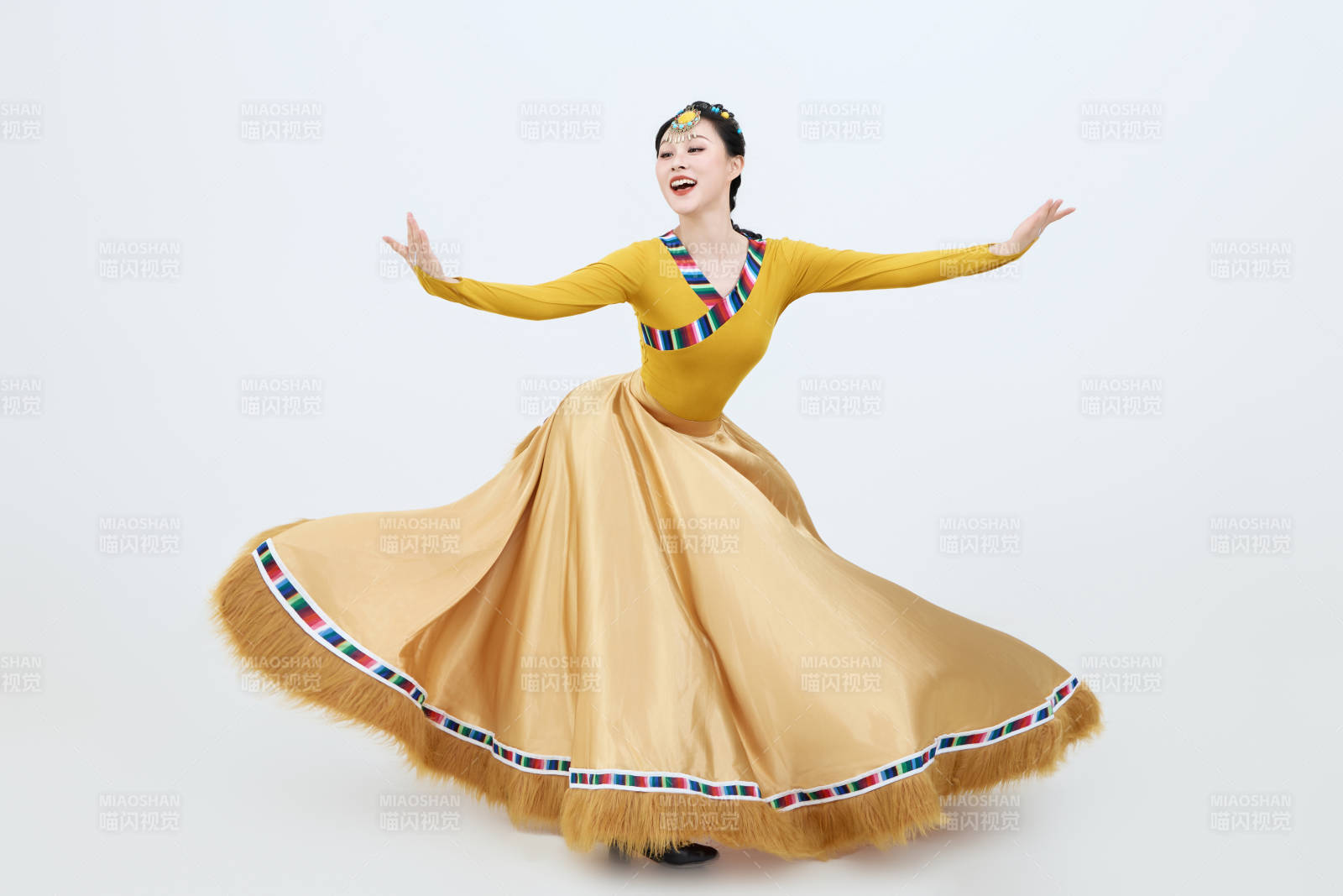 表演中國西藏藏族傳統(tǒng)鍋莊舞的美麗舞者