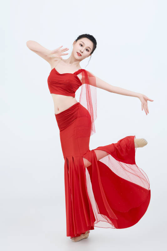 表演中国传统民族舞蹈傣族舞的美丽舞者