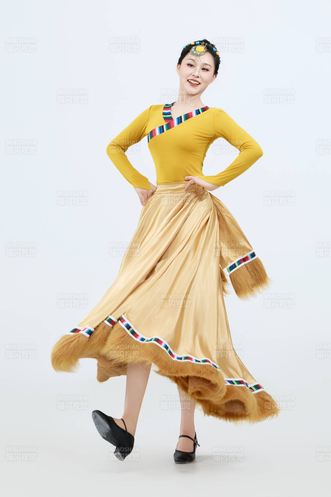 表演中國西藏藏族傳統鍋莊舞的美麗舞者