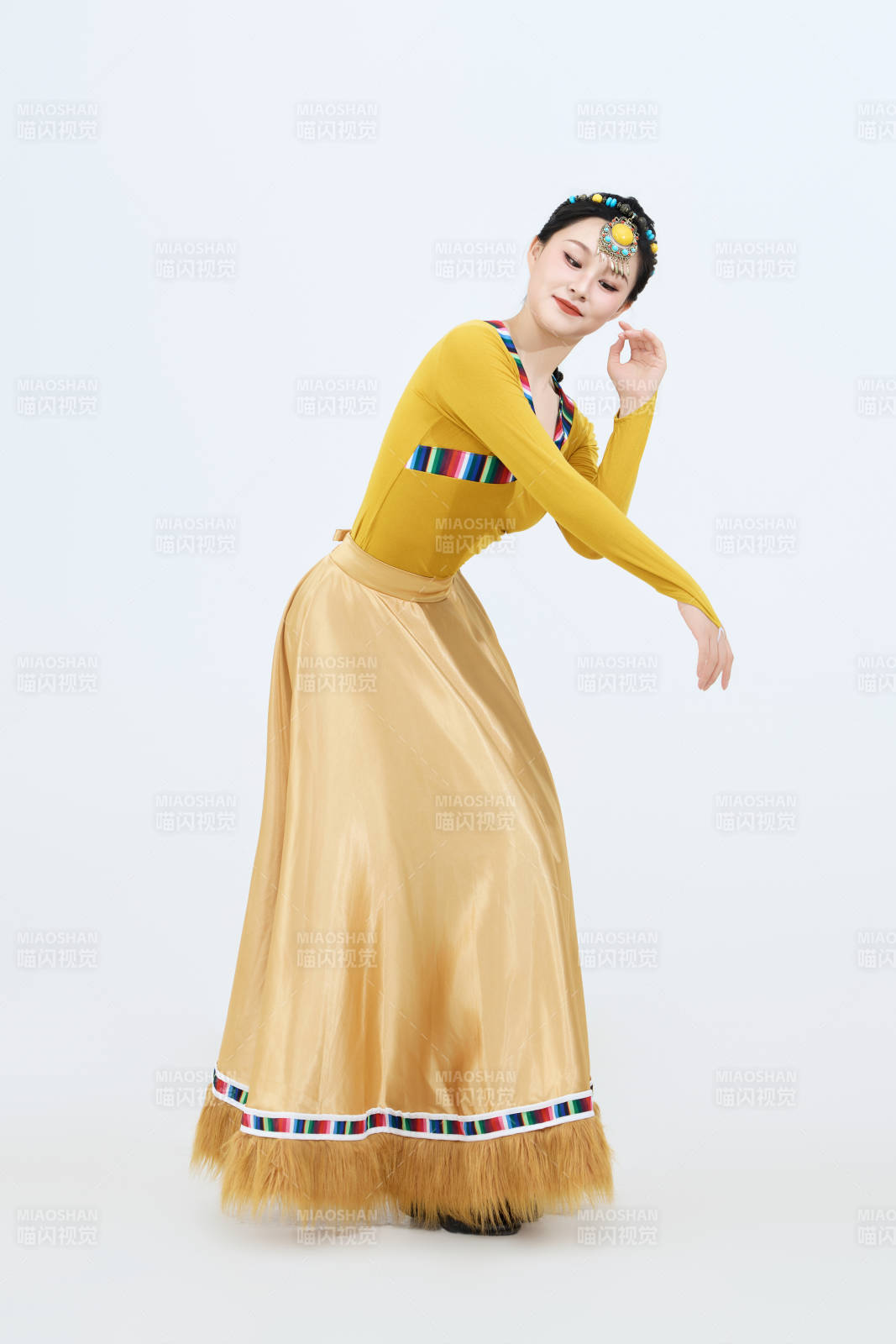 表演中國西藏藏族傳統鍋莊舞的美麗舞者