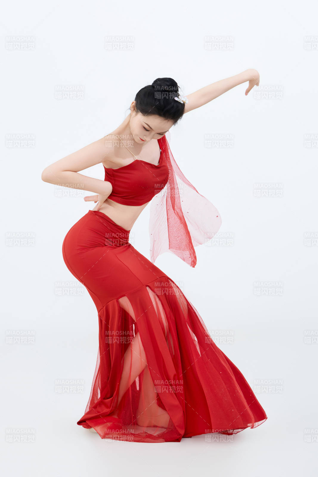 表演中国传统民族舞蹈傣族舞的美丽舞者