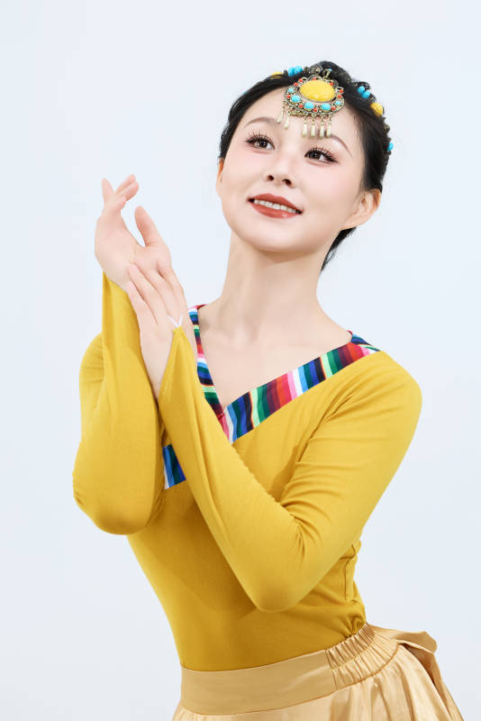 表演中国西藏藏族传统锅庄舞的美丽舞者