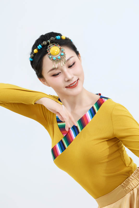 表演中国西藏藏族传统锅庄舞的美丽舞者