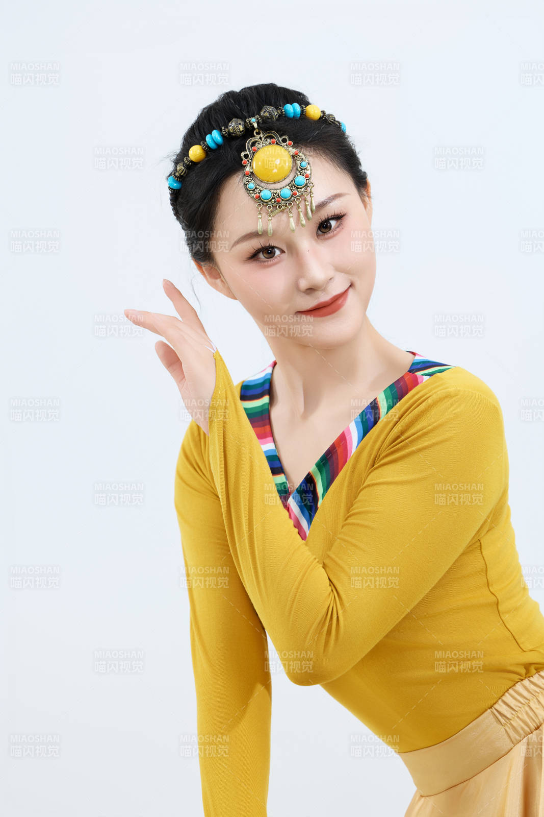 表演中国西藏藏族传统锅庄舞的美丽舞者