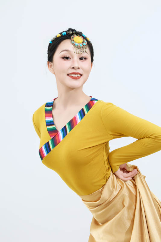 表演中国西藏藏族传统锅庄舞的美丽舞者