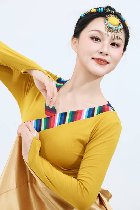 表演中国西藏藏族传统锅庄舞的美丽舞者