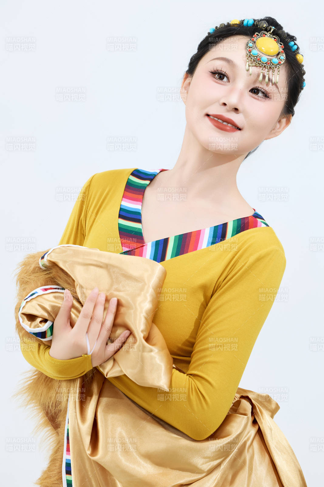 表演中國西藏藏族傳統(tǒng)鍋莊舞的美麗舞者