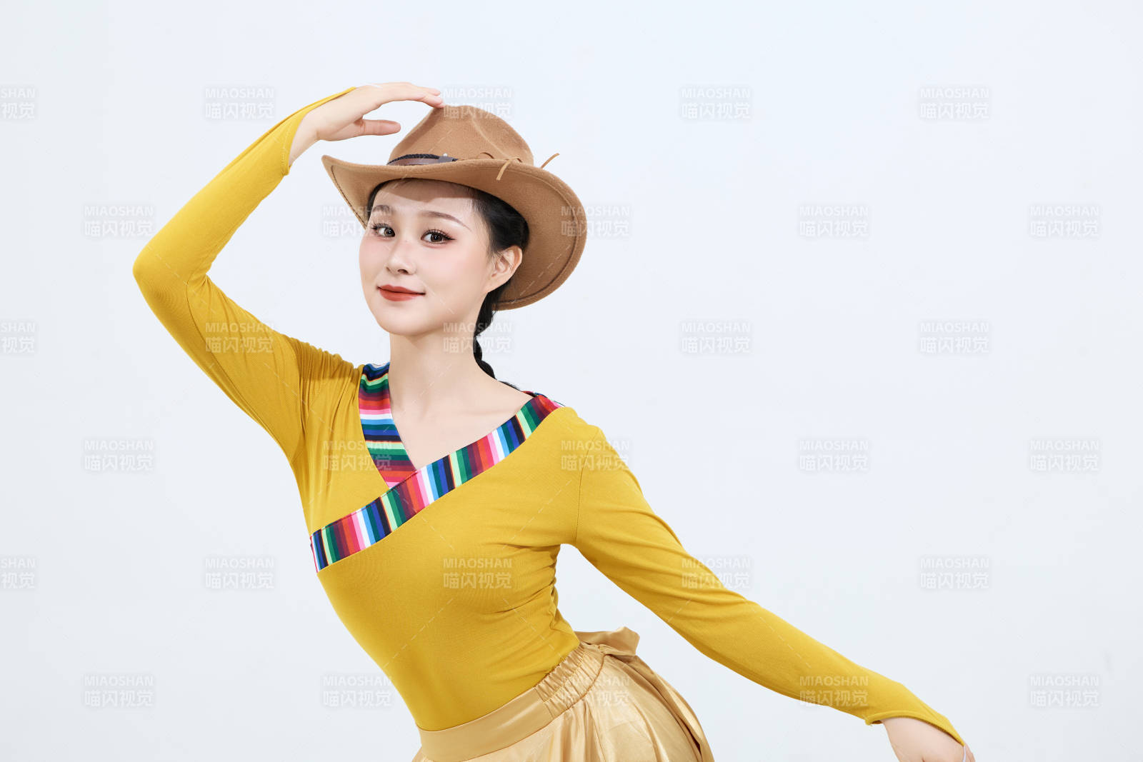 表演中國西藏藏族傳統(tǒng)鍋莊舞的美麗舞者