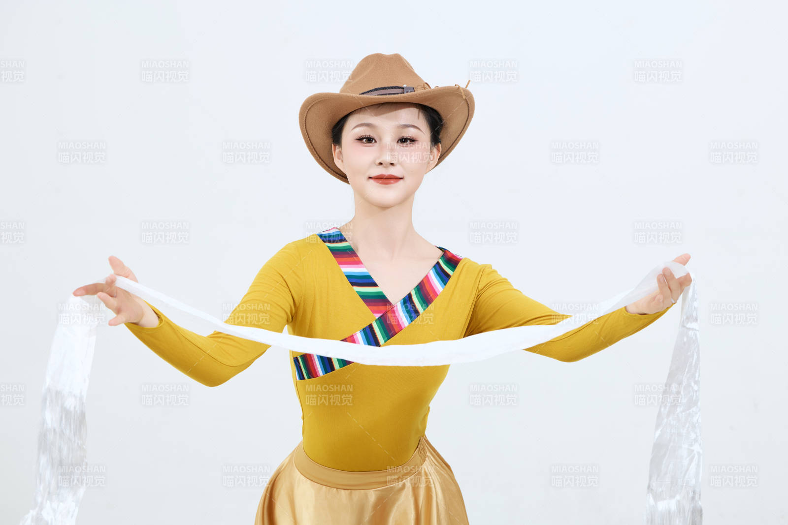 表演中國西藏藏族傳統(tǒng)鍋莊舞的美麗舞者