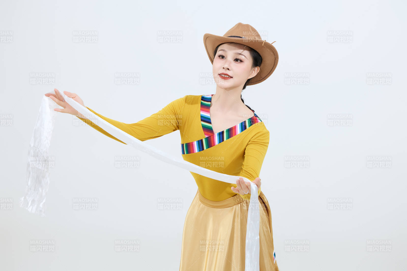 表演中國西藏藏族傳統鍋莊舞的美麗舞者