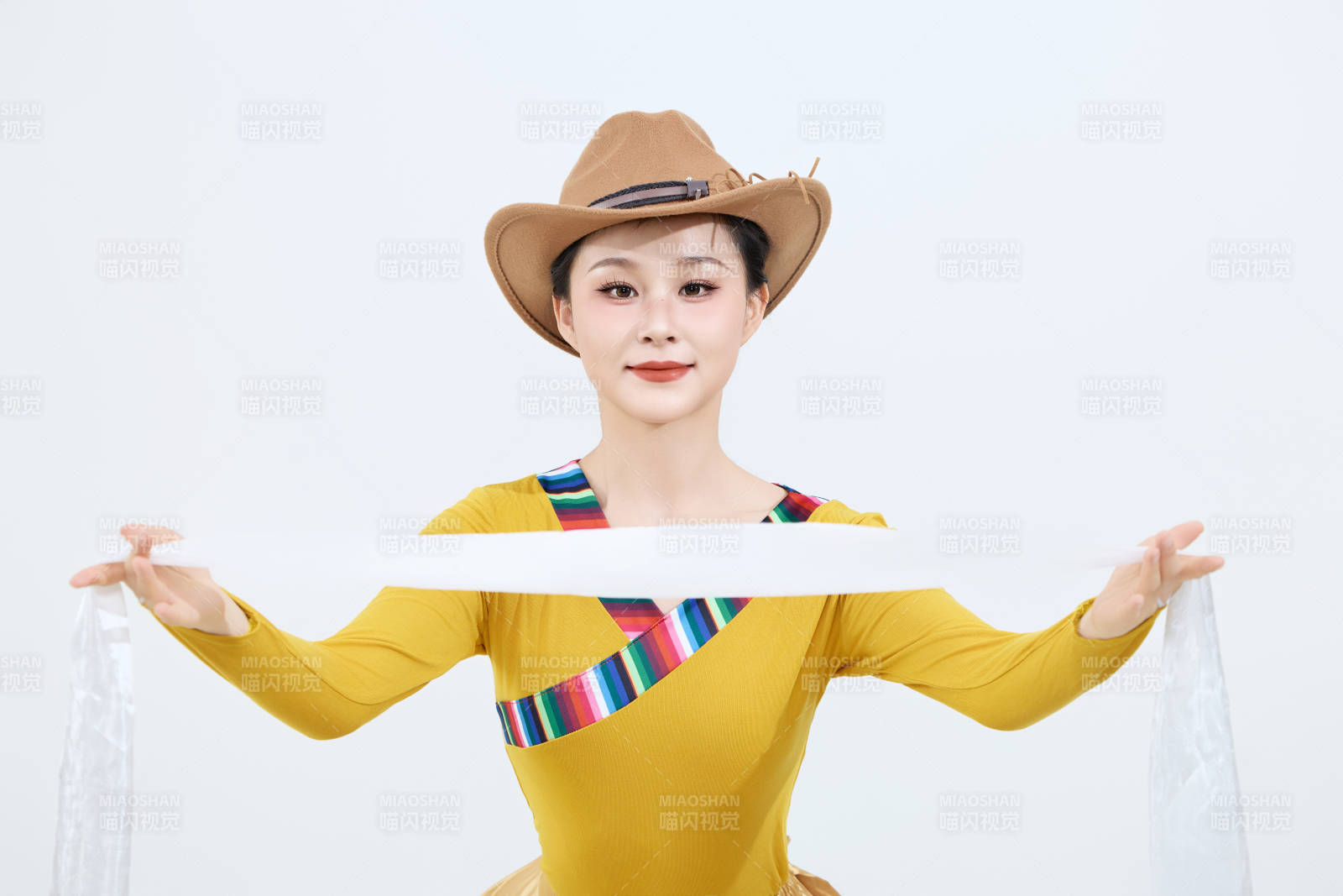 表演中國西藏藏族傳統(tǒng)鍋莊舞的美麗舞者