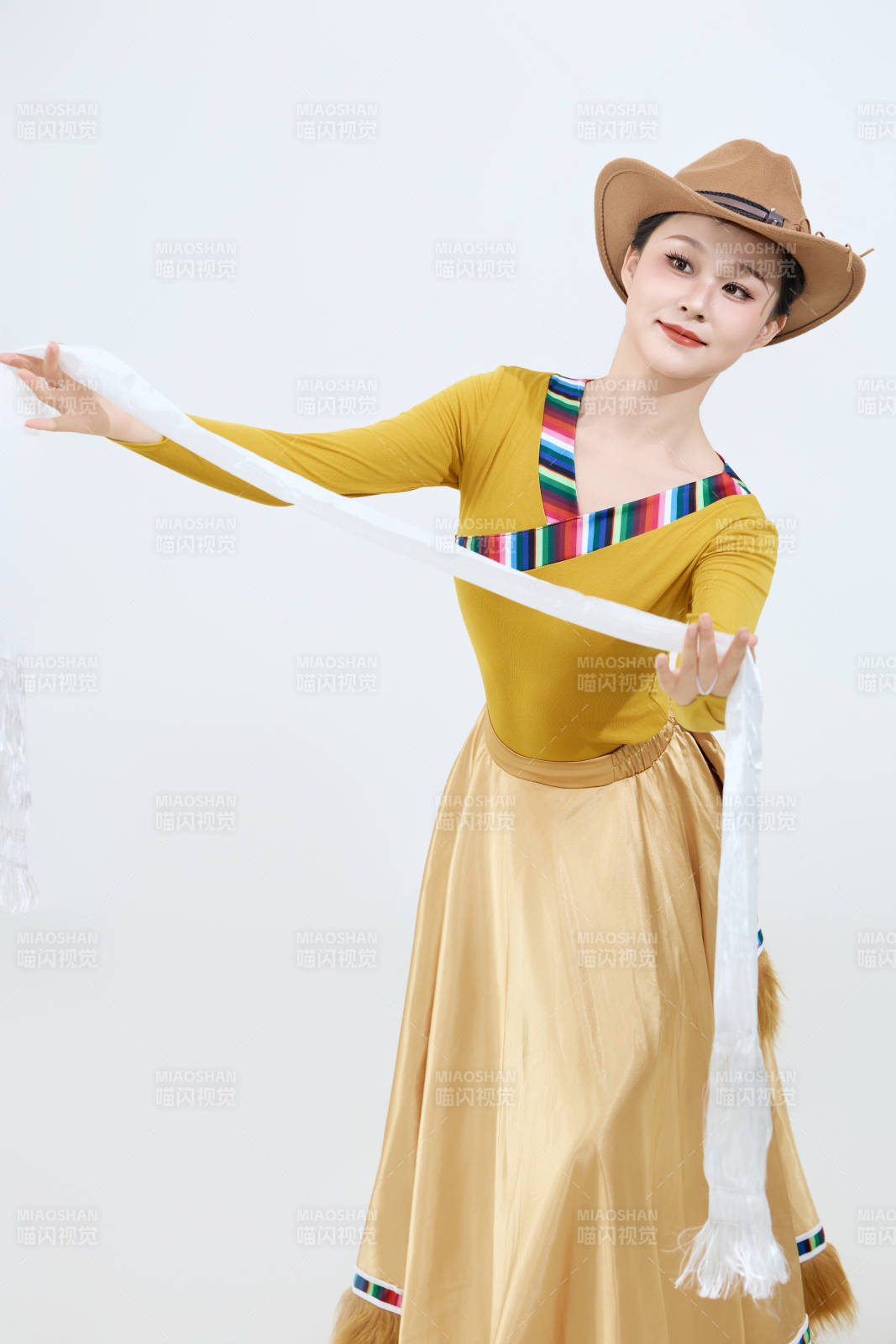 表演中國西藏藏族傳統鍋莊舞的美麗舞者