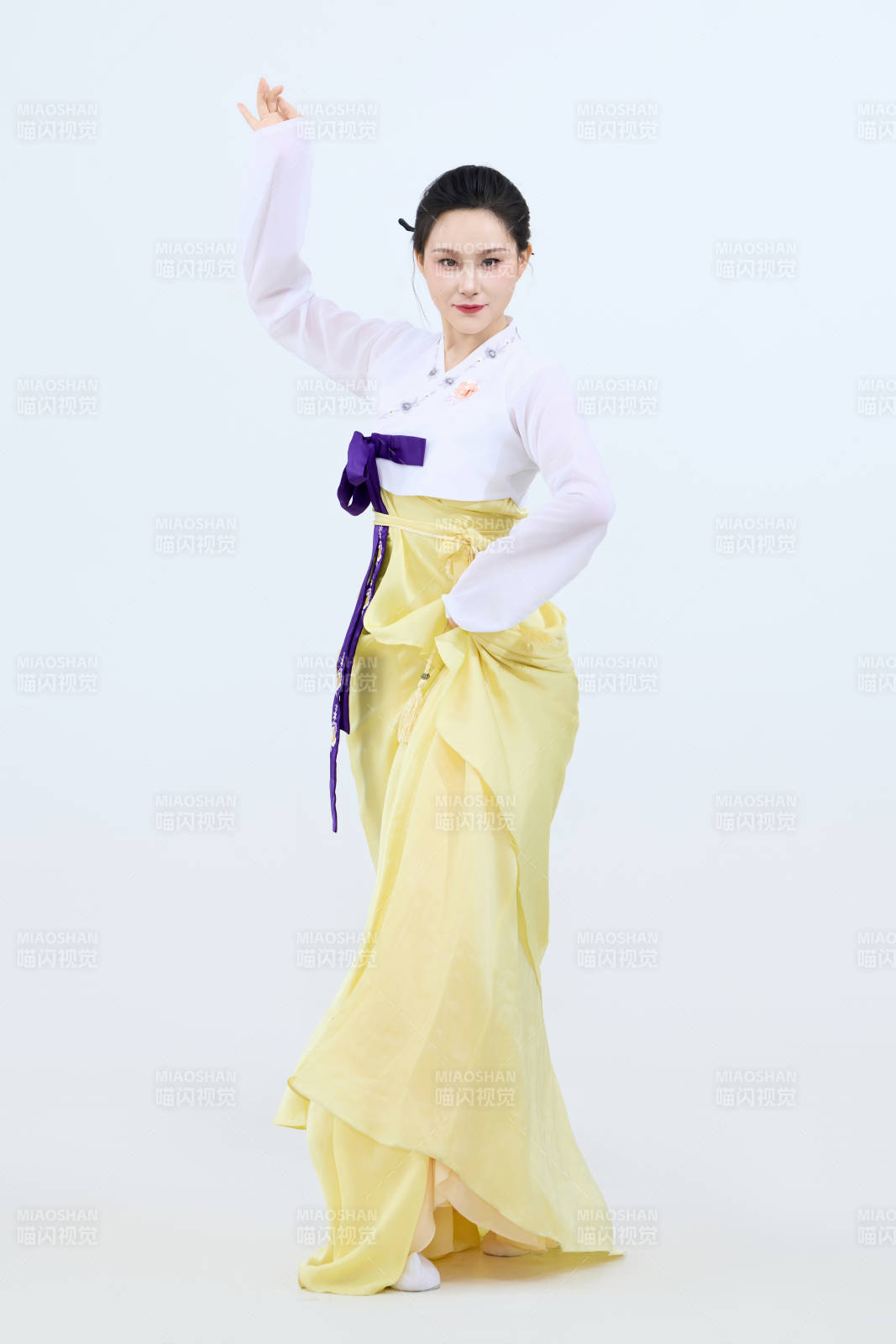 表演中國延邊朝鮮族傳統舞的美麗舞者