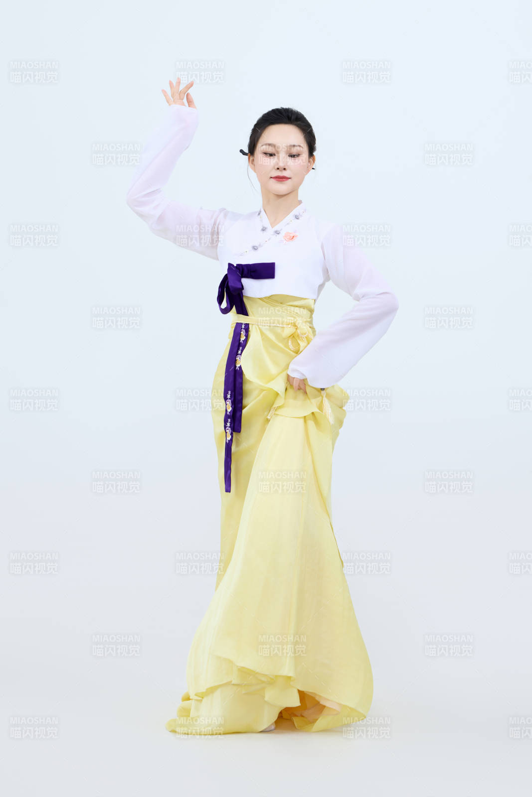 表演中國(guó)延邊朝鮮族傳統(tǒng)舞的美麗舞者