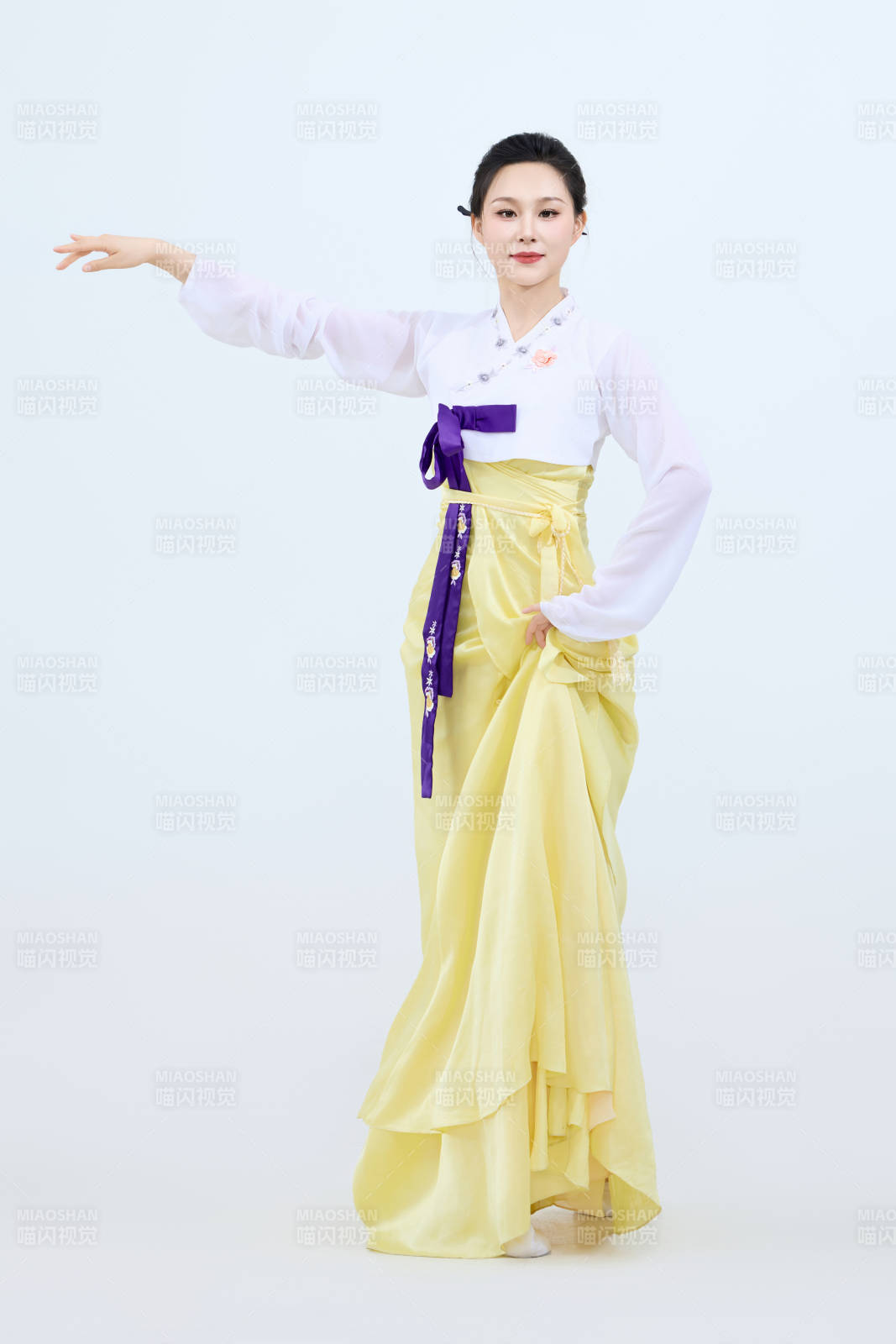 表演中國延邊朝鮮族傳統舞的美麗舞者