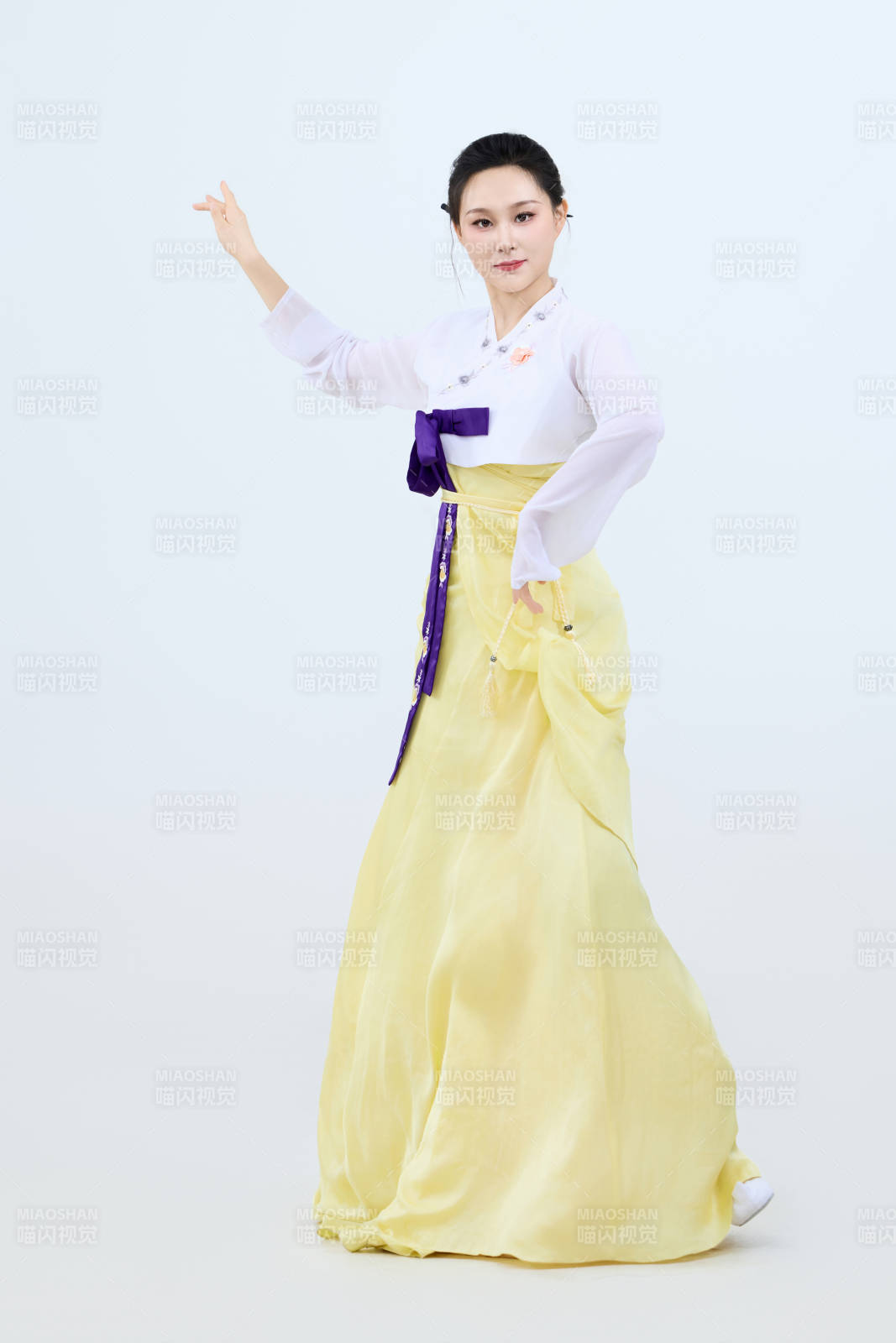 表演中國延邊朝鮮族傳統(tǒng)舞的美麗舞者