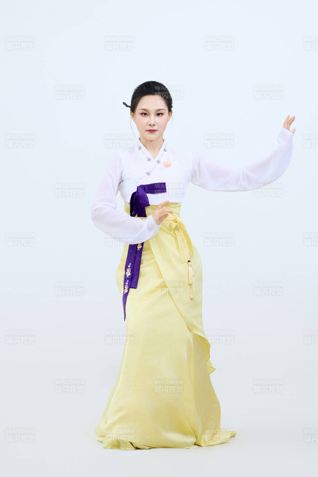 表演中國延邊朝鮮族傳統舞的美麗舞者