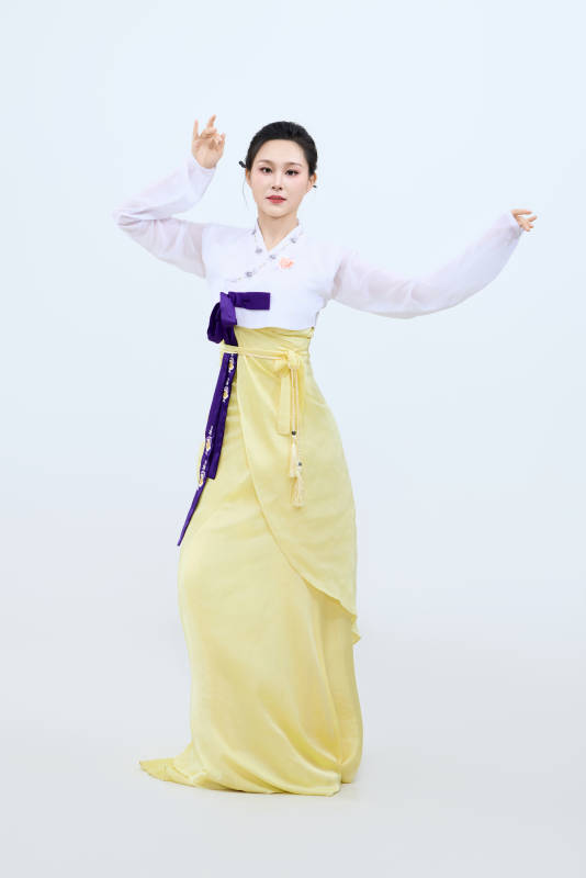 表演中国延边朝鲜族传统舞的美丽舞者