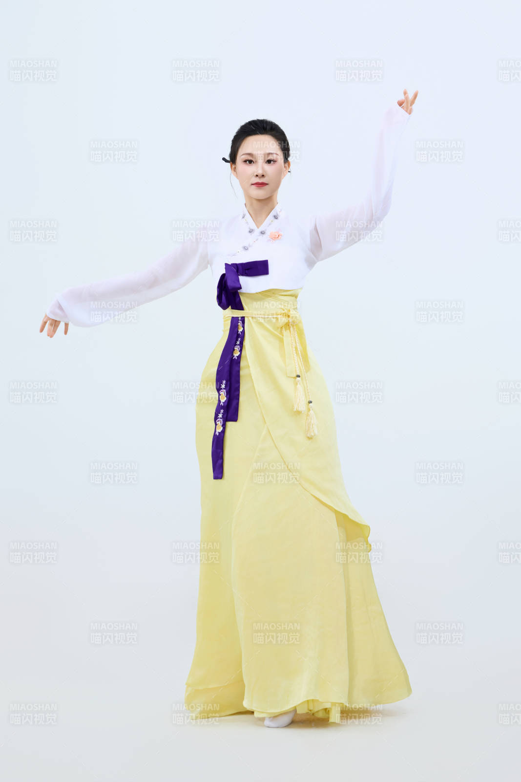 表演中國(guó)延邊朝鮮族傳統(tǒng)舞的美麗舞者