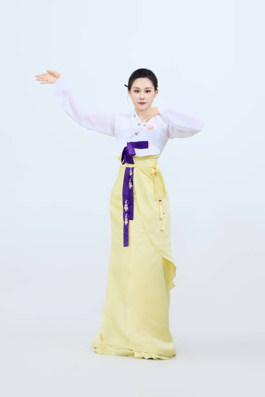 表演中国延边朝鲜族传统舞的美丽舞者