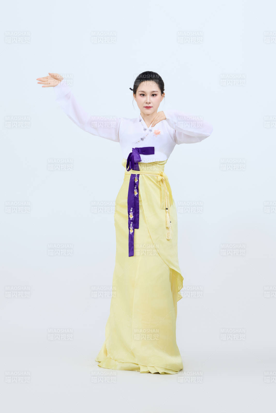 表演中國延邊朝鮮族傳統舞的美麗舞者