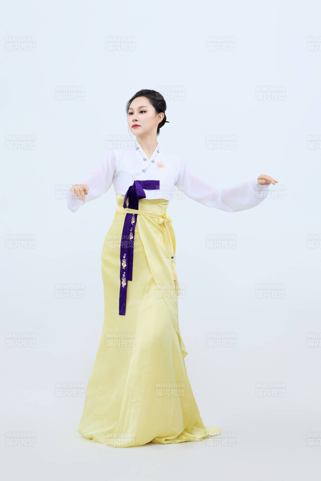 表演中国延边朝鲜族传统舞的美丽舞者