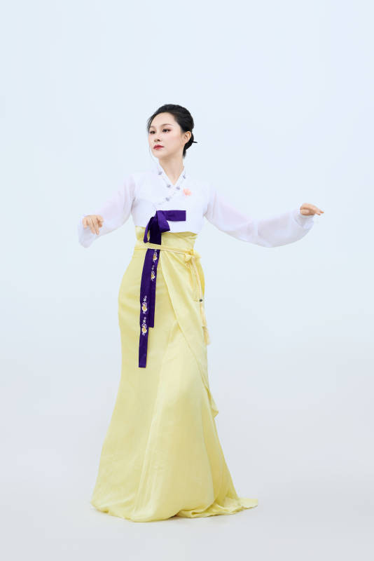 表演中国延边朝鲜族传统舞的美丽舞者