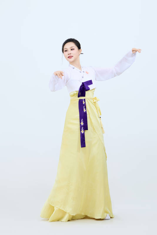 表演中国延边朝鲜族传统舞的美丽舞者