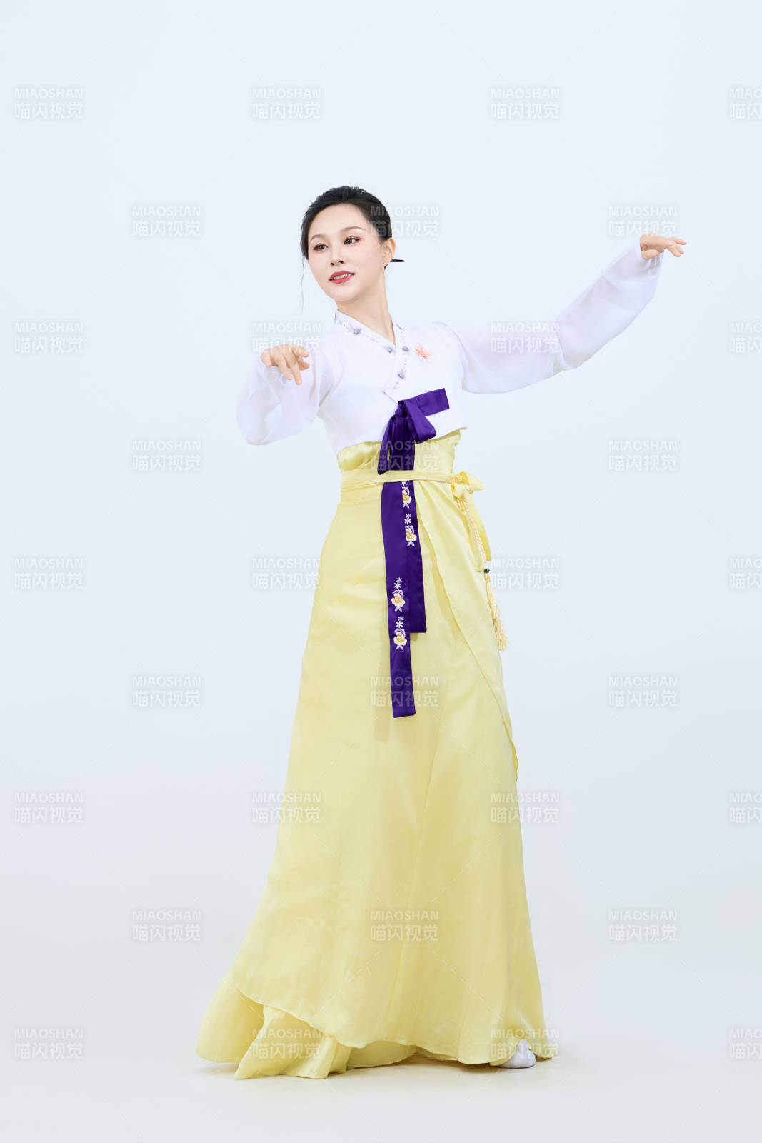 表演中国延边朝鲜族传统舞的美丽舞者