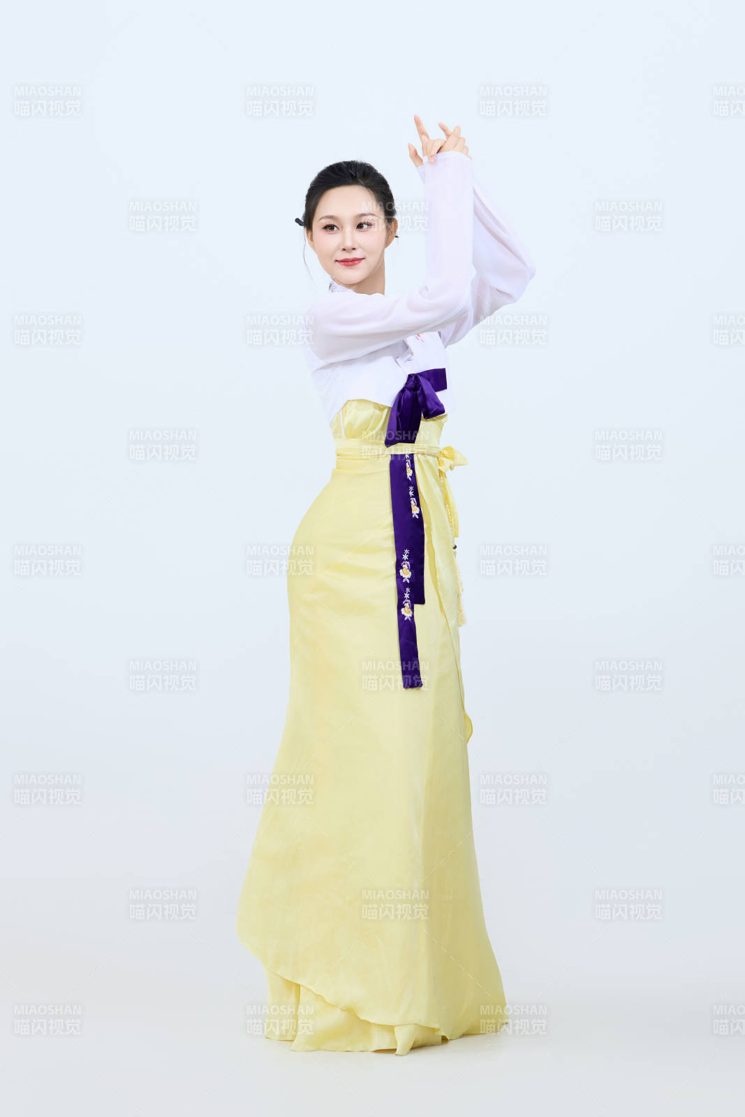 表演中国延边朝鲜族传统舞的美丽舞者图片