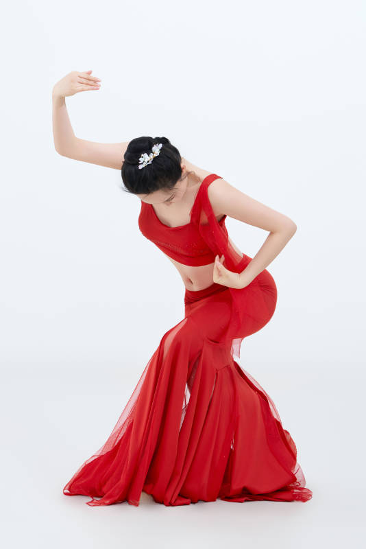 表演中国传统民族舞蹈傣族舞的美丽舞者