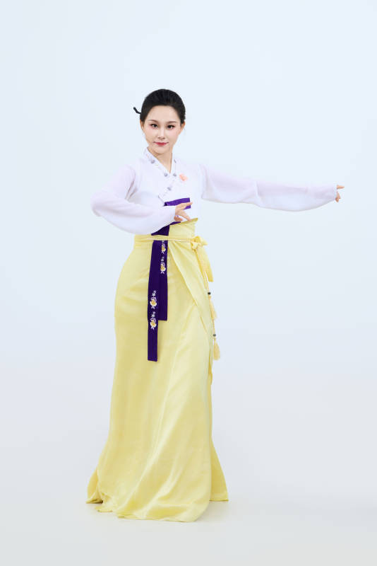 表演中国延边朝鲜族传统舞的美丽舞者