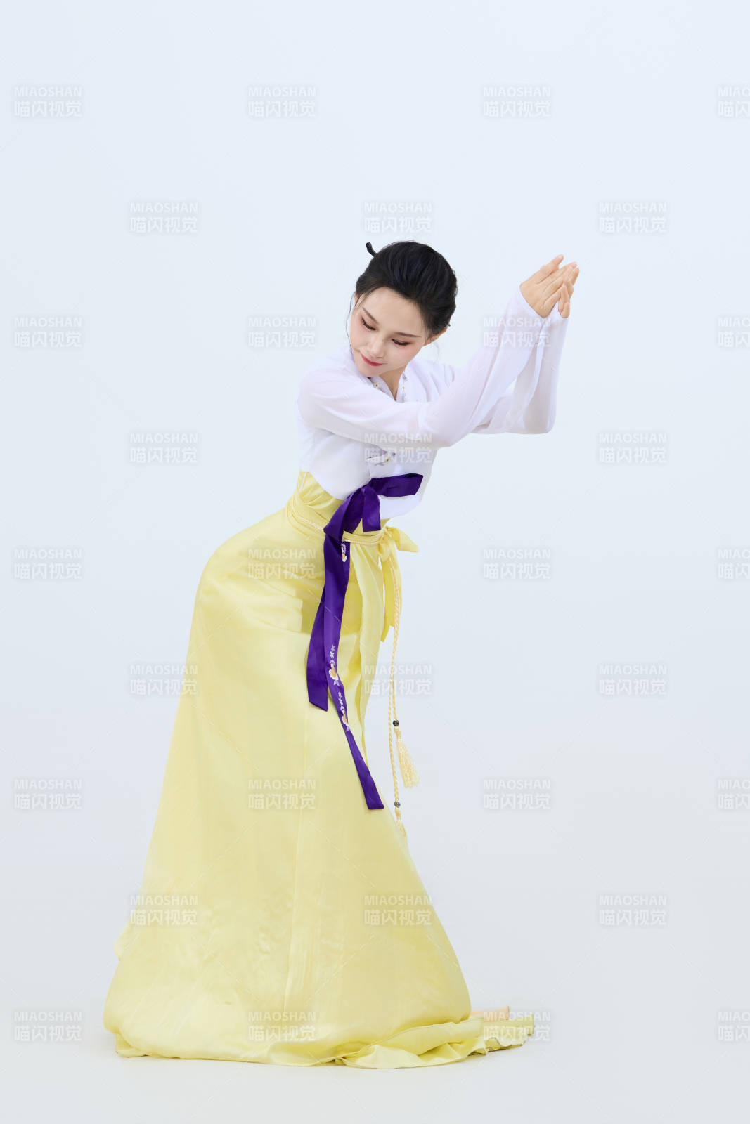 表演中国延边朝鲜族传统舞的美丽舞者