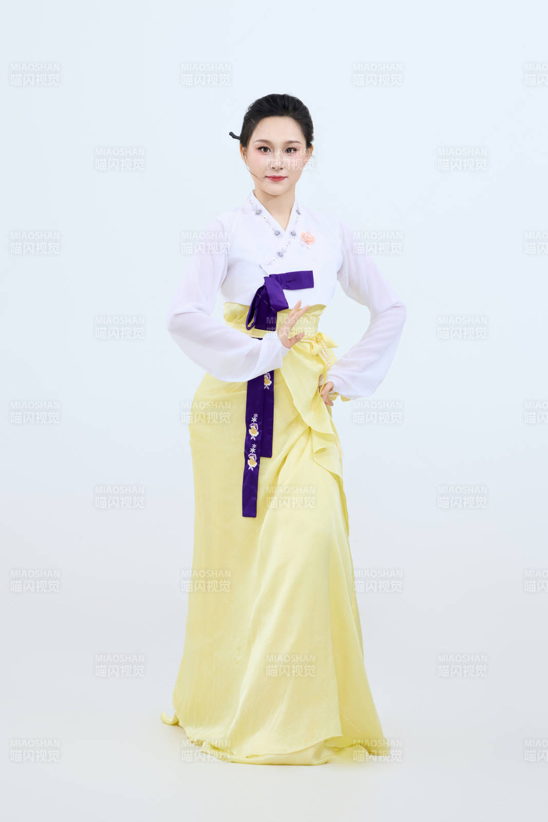 表演中國延邊朝鮮族傳統舞的美麗舞者