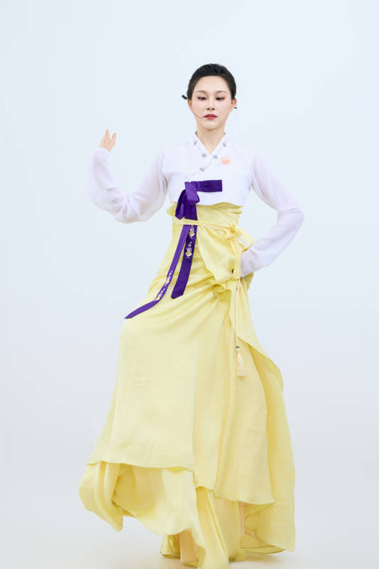 表演中国延边朝鲜族传统舞的美丽舞者