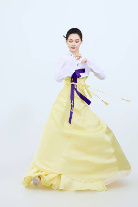 表演中国延边朝鲜族传统舞的美丽舞者