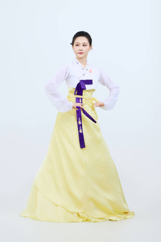 表演中国延边朝鲜族传统舞的美丽舞者