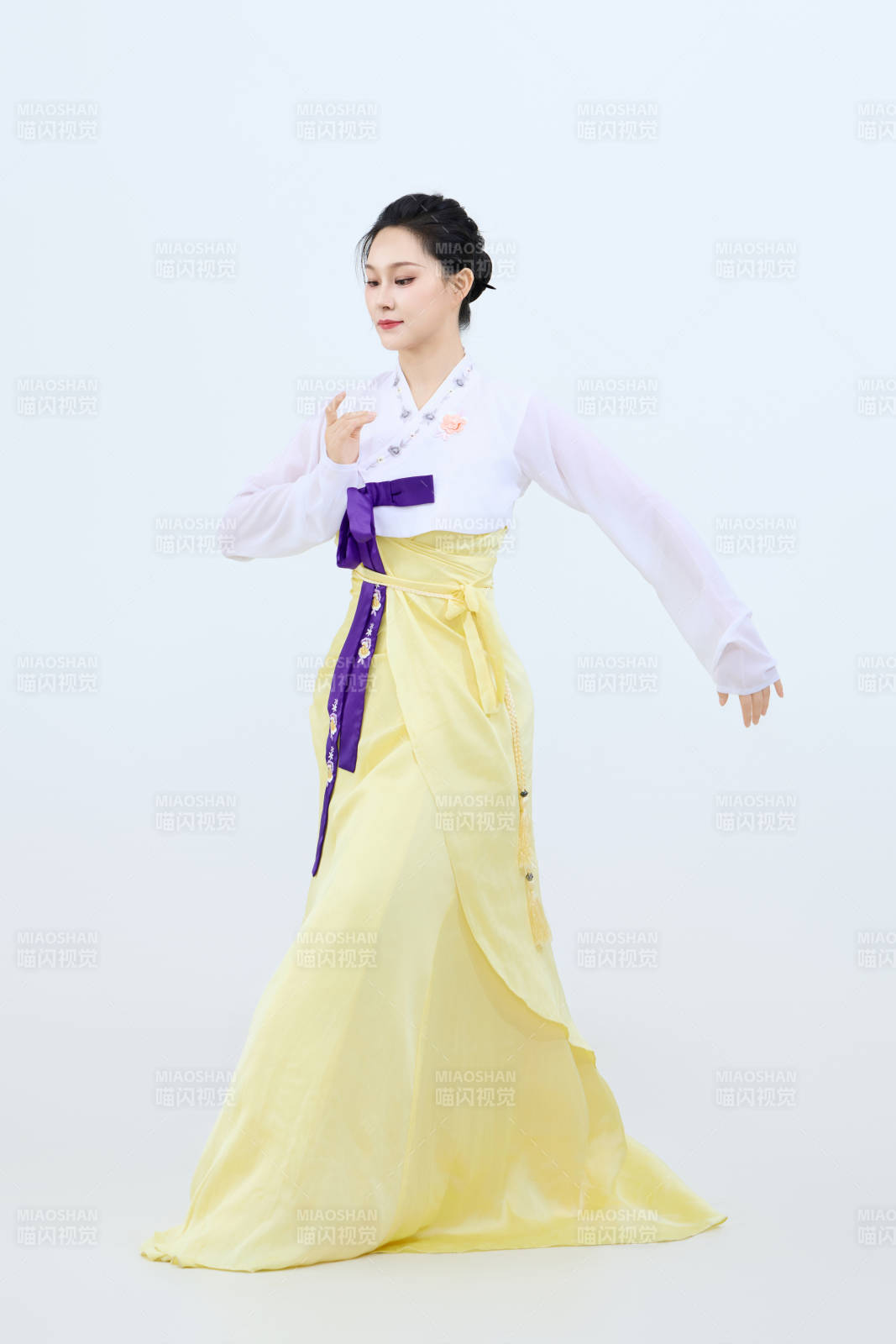 表演中国延边朝鲜族传统舞的美丽舞者