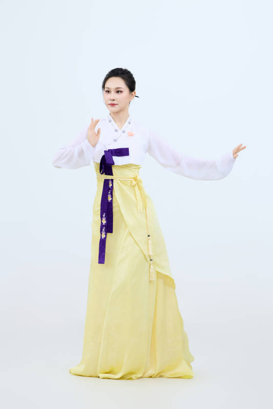 表演中国延边朝鲜族传统舞的美丽舞者