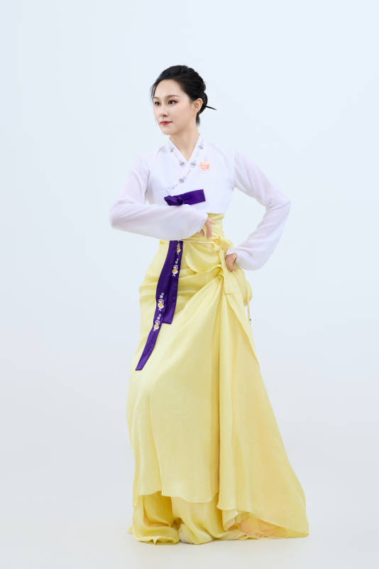 表演中国延边朝鲜族传统舞的美丽舞者