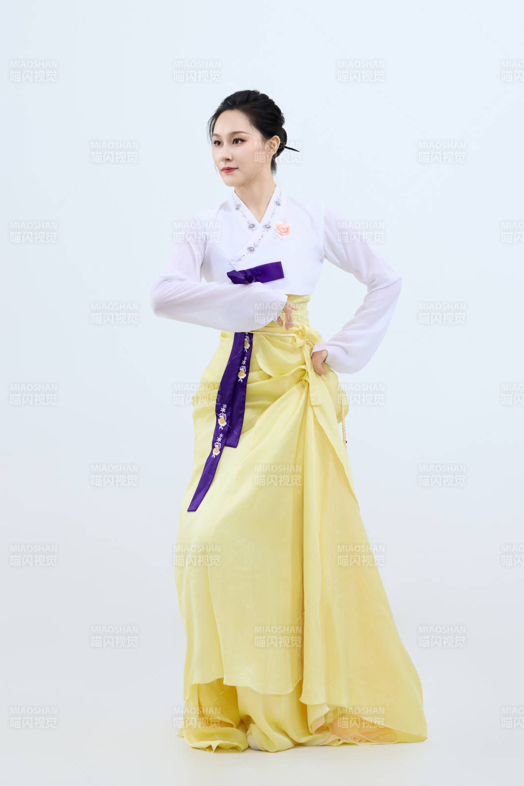 表演中国延边朝鲜族传统舞的美丽舞者