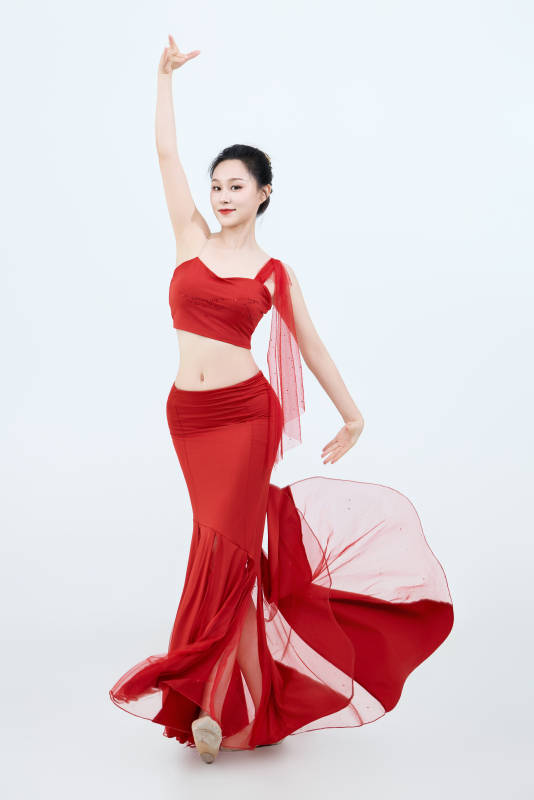 表演中国传统民族舞蹈傣族舞的美丽舞者