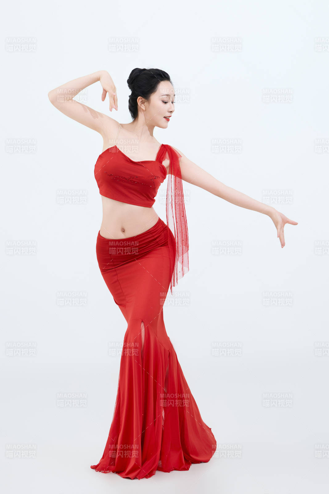 表演中國傳統民族舞蹈傣族舞的美麗舞者