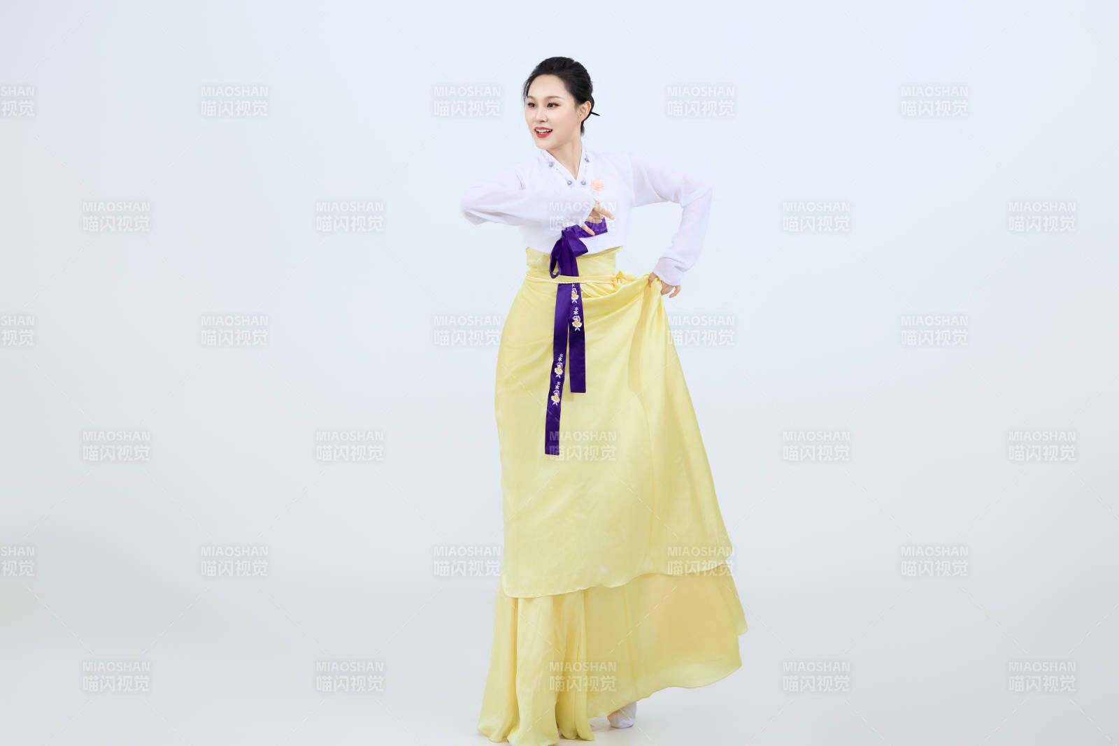 表演中国延边朝鲜族传统舞的美丽舞者图片