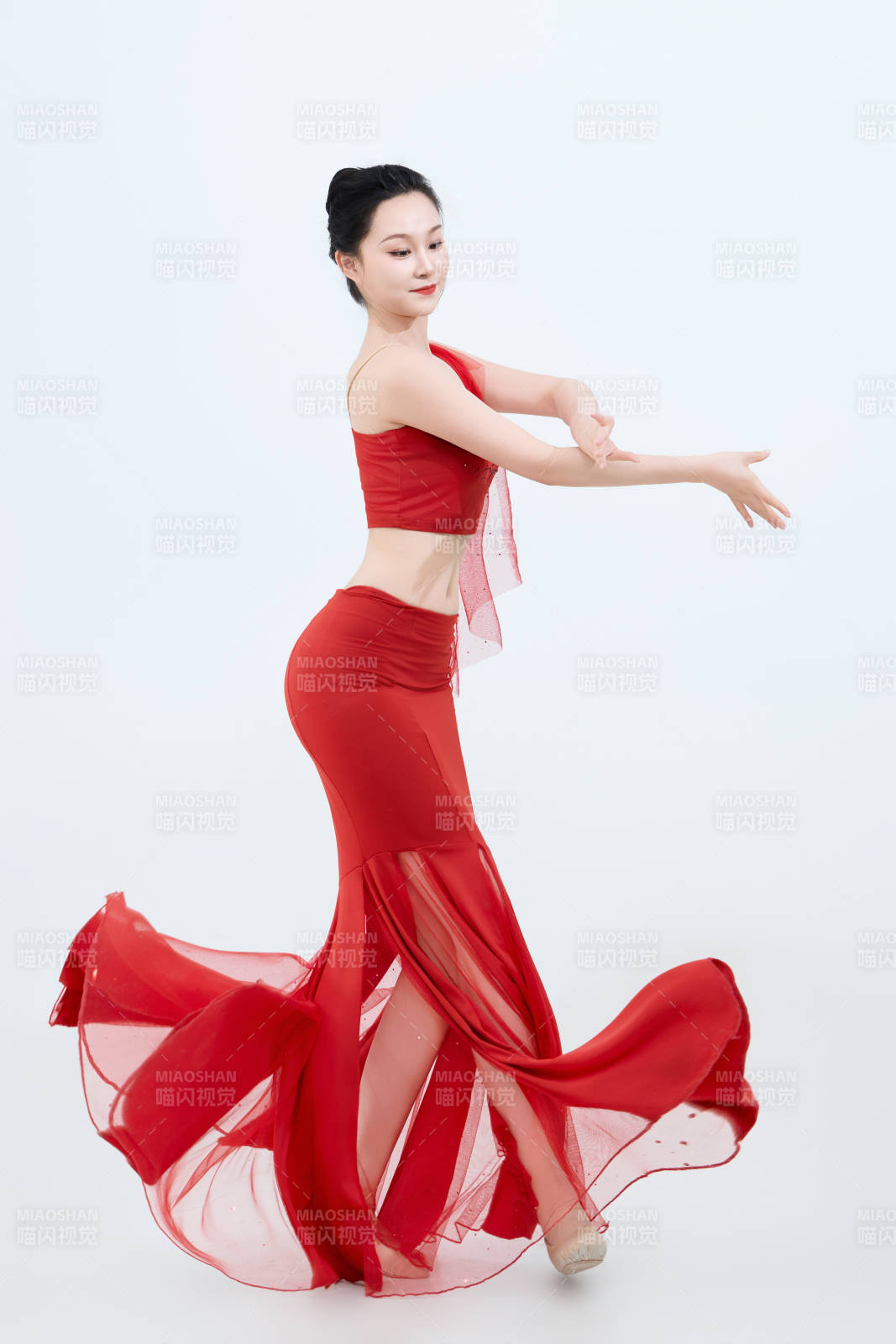 表演中国传统民族舞蹈傣族舞的美丽舞者