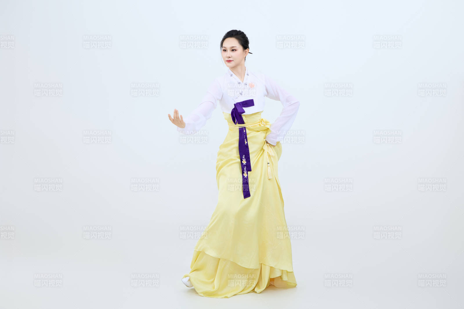 表演中國延邊朝鮮族傳統(tǒng)舞的美麗舞者