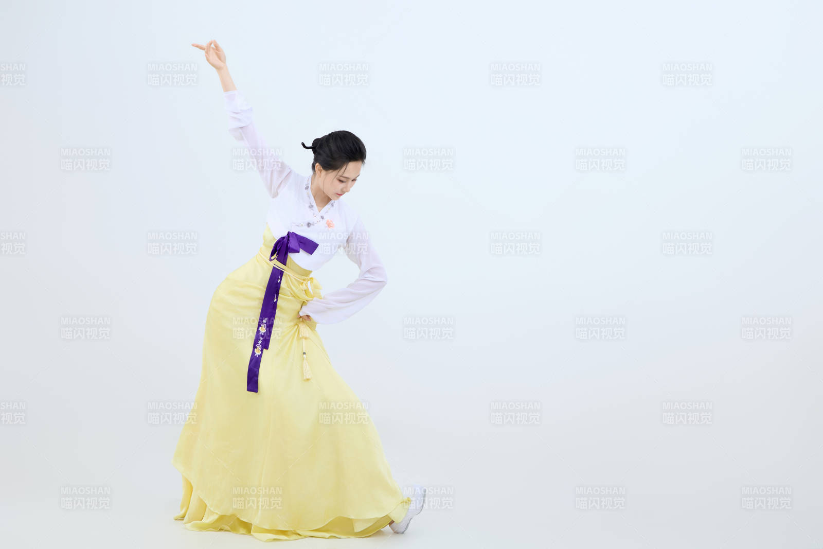 表演中國延邊朝鮮族傳統(tǒng)舞的美麗舞者