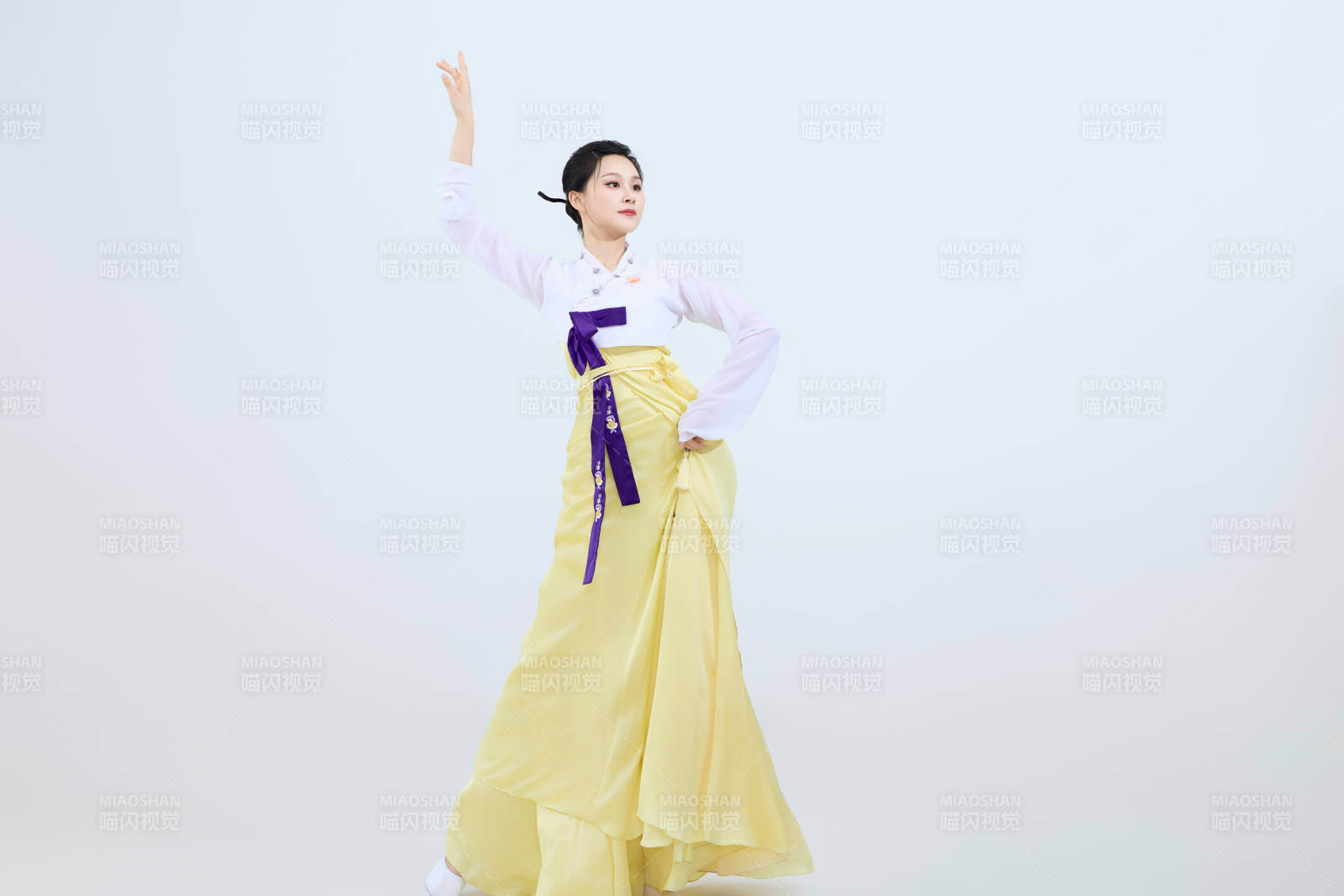 表演中国延边朝鲜族传统舞的美丽舞者