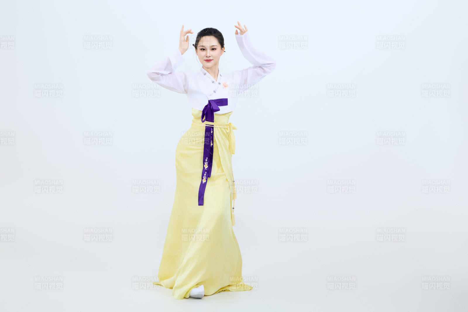 表演中國延邊朝鮮族傳統舞的美麗舞者